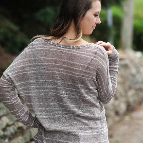 Striped pattern v-neckline long sleeve top - Picture 4 of 5